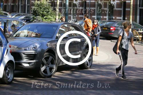 Amsterdam 21 april 2015
Wendy v Dijk met haar nieuwe porsche Macan op de cornelis schuytstraat