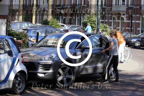 Amsterdam 21 april 2015
Wendy v Dijk met haar nieuwe porsche Macan op de cornelis schuytstraat