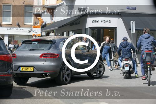 Amsterdam 28 april 2015
Wendy v Dijk en Leontine Borsato op de pc hooftstraat.