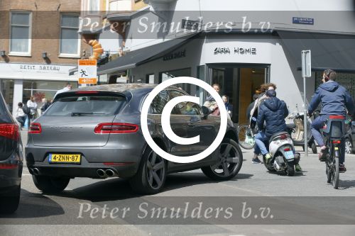 Amsterdam 28 april 2015
Wendy v Dijk en Leontine Borsato op de pc hooftstraat.