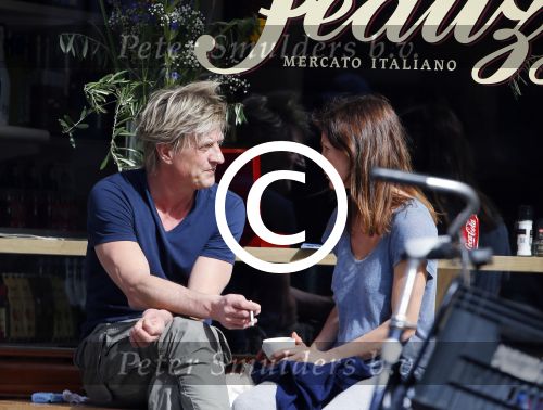Amsterdam 13 april 2015
Wim Kieft met (ex)vriendin suzanne Martens en hun dochtertje op terras.