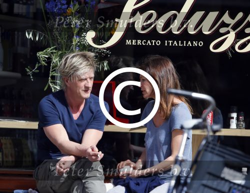Amsterdam 13 april 2015
Wim Kieft met (ex)vriendin suzanne Martens en hun dochtertje op terras.