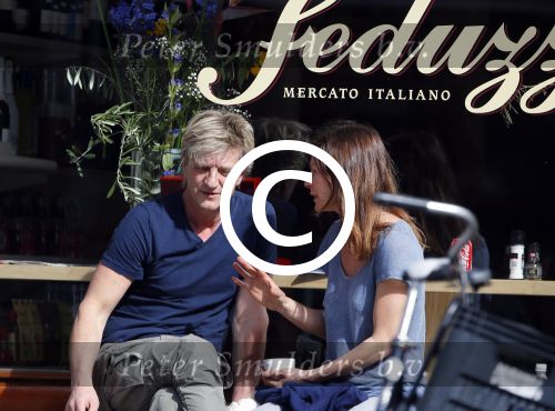 Amsterdam 13 april 2015
Wim Kieft met (ex)vriendin suzanne Martens en hun dochtertje op terras.