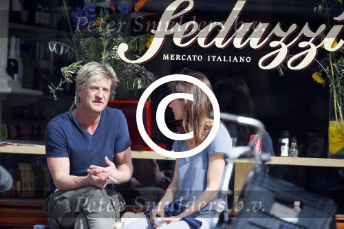 Amsterdam 13 april 2015
Wim Kieft met (ex)vriendin suzanne Martens en hun dochtertje op terras.