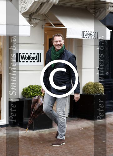 Amsterdam 16 april 2016
Albert Verlinde aan het winkelen op de pc hooftstraat