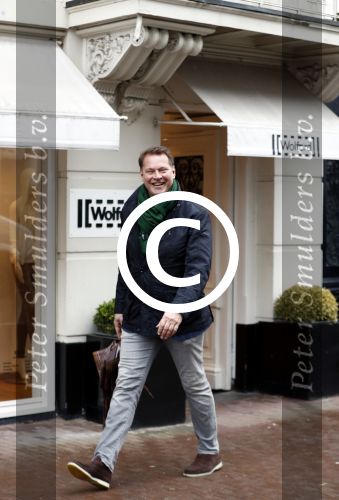 Amsterdam 16 april 2016
Albert Verlinde aan het winkelen op de pc hooftstraat