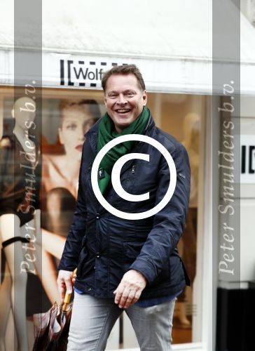Amsterdam 16 april 2016
Albert Verlinde aan het winkelen op de pc hooftstraat