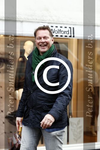 Amsterdam 16 april 2016
Albert Verlinde aan het winkelen op de pc hooftstraat