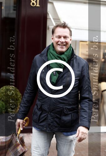 Amsterdam 16 april 2016
Albert Verlinde aan het winkelen op de pc hooftstraat