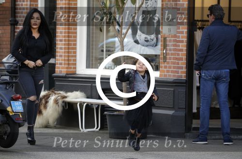 Amsterdam 23 april 2016 
Amanda Balk met dochter Vegas en een vriendin met Aston Martin op de Cornelis schuytstraat.
