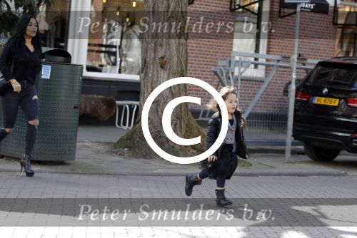 Amsterdam 23 april 2016 
Amanda Balk met dochter Vegas en een vriendin met Aston Martin op de Cornelis schuytstraat.
