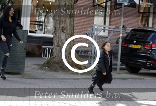 Amsterdam 23 april 2016 
Amanda Balk met dochter Vegas en een vriendin met Aston Martin op de Cornelis schuytstraat.