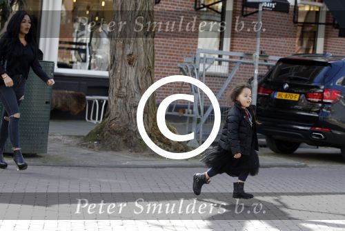 Amsterdam 23 april 2016 
Amanda Balk met dochter Vegas en een vriendin met Aston Martin op de Cornelis schuytstraat.