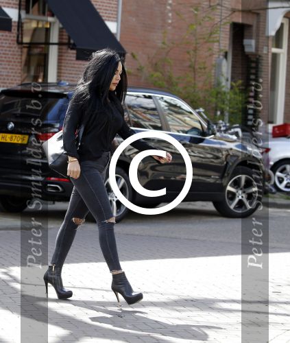 Amsterdam 23 april 2016 
Amanda Balk met dochter Vegas en een vriendin met Aston Martin op de Cornelis schuytstraat.