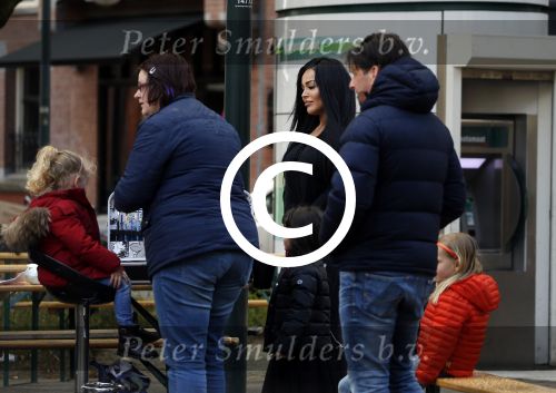 Amsterdam 23 april 2016 
Amanda Balk met dochter Vegas en een vriendin met Aston Martin op de Cornelis schuytstraat.