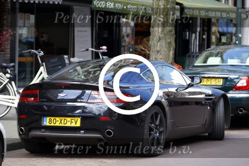 Amsterdam 23 april 2016 
Amanda Balk met dochter Vegas en een vriendin met Aston Martin op de Cornelis schuytstraat.