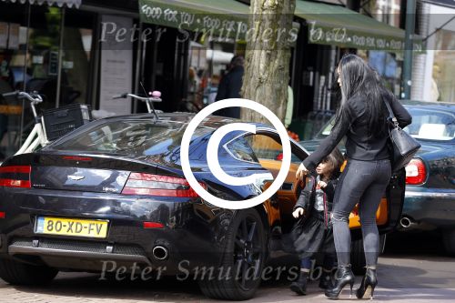 Amsterdam 23 april 2016 
Amanda Balk met dochter Vegas en een vriendin met Aston Martin op de Cornelis schuytstraat.