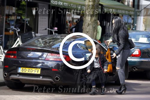 Amsterdam 23 april 2016 
Amanda Balk met dochter Vegas en een vriendin met Aston Martin op de Cornelis schuytstraat.