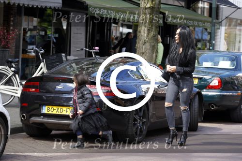 Amsterdam 23 april 2016 
Amanda Balk met dochter Vegas en een vriendin met Aston Martin op de Cornelis schuytstraat.