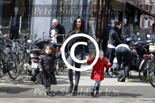 Amsterdam 23 april 2016 
Amanda Balk met dochter Vegas en een vriendin met Aston Martin op de Cornelis schuytstraat.