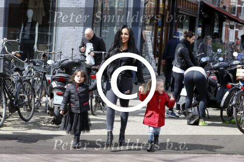 Amsterdam 23 april 2016 
Amanda Balk met dochter Vegas en een vriendin met Aston Martin op de Cornelis schuytstraat.