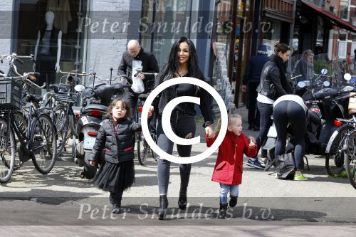 Amsterdam 23 april 2016 
Amanda Balk met dochter Vegas en een vriendin met Aston Martin op de Cornelis schuytstraat.