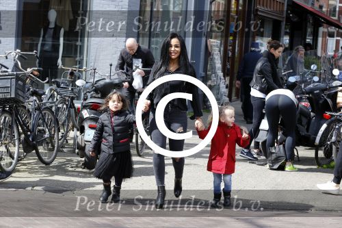 Amsterdam 23 april 2016 
Amanda Balk met dochter Vegas en een vriendin met Aston Martin op de Cornelis schuytstraat.