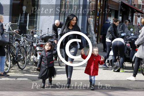 Amsterdam 23 april 2016 
Amanda Balk met dochter Vegas en een vriendin met Aston Martin op de Cornelis schuytstraat.