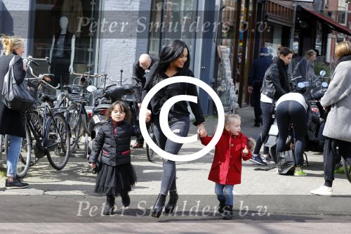 Amsterdam 23 april 2016 
Amanda Balk met dochter Vegas en een vriendin met Aston Martin op de Cornelis schuytstraat.