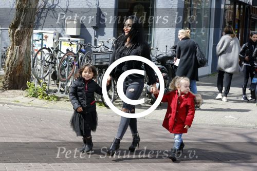 Amsterdam 23 april 2016 
Amanda Balk met dochter Vegas en een vriendin met Aston Martin op de Cornelis schuytstraat.