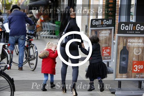 Amsterdam 23 april 2016 
Amanda Balk met dochter Vegas en een vriendin met Aston Martin op de Cornelis schuytstraat.