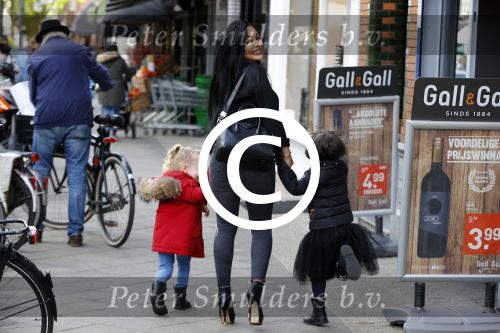 Amsterdam 23 april 2016 
Amanda Balk met dochter Vegas en een vriendin met Aston Martin op de Cornelis schuytstraat.