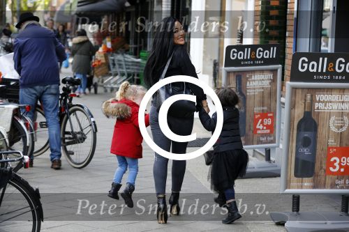 Amsterdam 23 april 2016 
Amanda Balk met dochter Vegas en een vriendin met Aston Martin op de Cornelis schuytstraat.