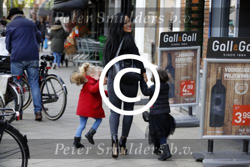 Amsterdam 23 april 2016 
Amanda Balk met dochter Vegas en een vriendin met Aston Martin op de Cornelis schuytstraat.