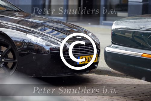 Amsterdam 23 april 2016 
Amanda Balk met dochter Vegas en een vriendin met Aston Martin op de Cornelis schuytstraat.