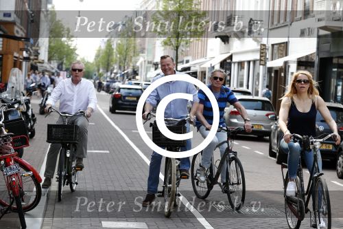 Amsterdam 11 mei 2016
Andre v Duin met Partner Martin fietsend door Amsterdam.