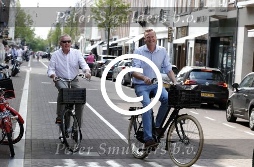 Amsterdam 11 mei 2016
Andre v Duin met Partner Martin fietsend door Amsterdam.