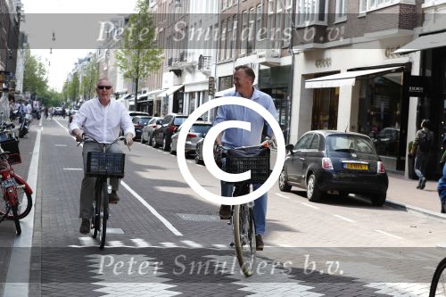 Amsterdam 11 mei 2016
Andre v Duin met Partner Martin fietsend door Amsterdam.