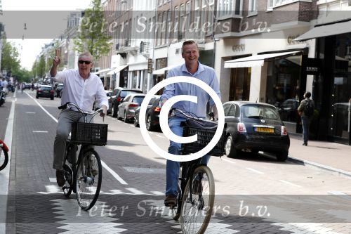 Amsterdam 11 mei 2016
Andre v Duin met Partner Martin fietsend door Amsterdam.