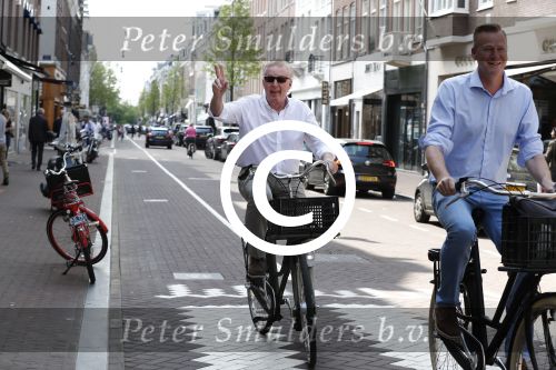 Amsterdam 11 mei 2016
Andre v Duin met Partner Martin fietsend door Amsterdam.