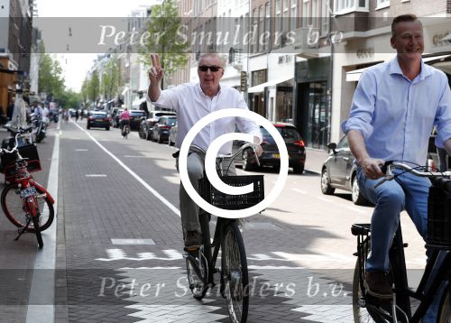 Amsterdam 11 mei 2016
Andre v Duin met Partner Martin fietsend door Amsterdam.