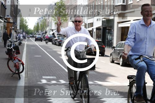 Amsterdam 11 mei 2016
Andre v Duin met Partner Martin fietsend door Amsterdam.