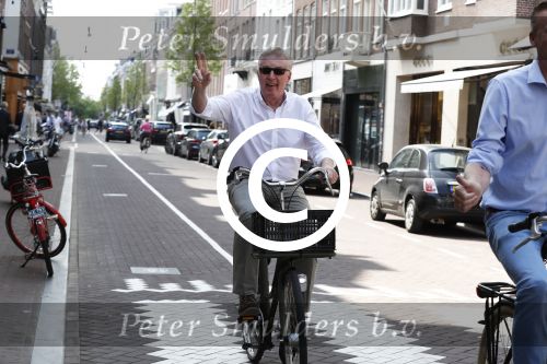 Amsterdam 11 mei 2016
Andre v Duin met Partner Martin fietsend door Amsterdam.