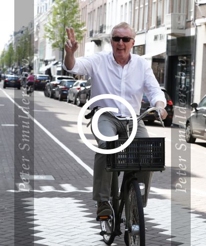 Amsterdam 11 mei 2016
Andre v Duin met Partner Martin fietsend door Amsterdam.