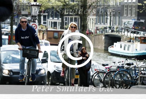 Amsterdam 19 april 2016
Anouk Smulders en Tom Sebastian op de fiets in Amsterdam.
