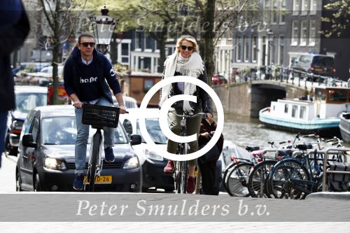 Amsterdam 19 april 2016
Anouk Smulders en Tom Sebastian op de fiets in Amsterdam.