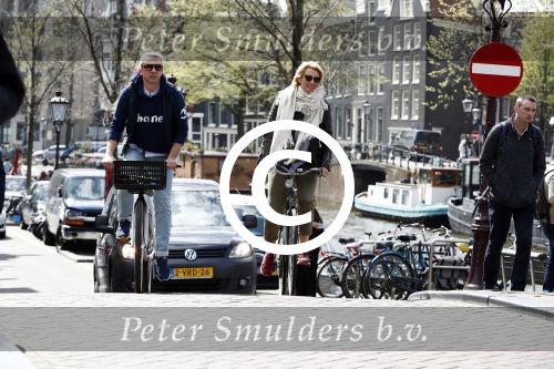 Amsterdam 19 april 2016
Anouk Smulders en Tom Sebastian op de fiets in Amsterdam.