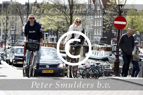 Amsterdam 19 april 2016
Anouk Smulders en Tom Sebastian op de fiets in Amsterdam.