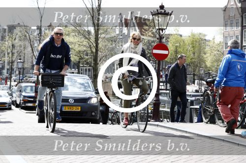 Amsterdam 19 april 2016
Anouk Smulders en Tom Sebastian op de fiets in Amsterdam.