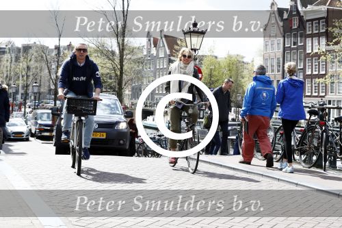 Amsterdam 19 april 2016
Anouk Smulders en Tom Sebastian op de fiets in Amsterdam.